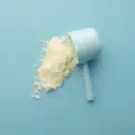Créatine en poudre avec une dosette