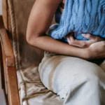 Personne tenant son ventre, inconfort digestif