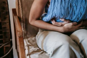 Personne tenant son ventre, inconfort digestif