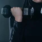 Femme en hijab soulevant un haltère