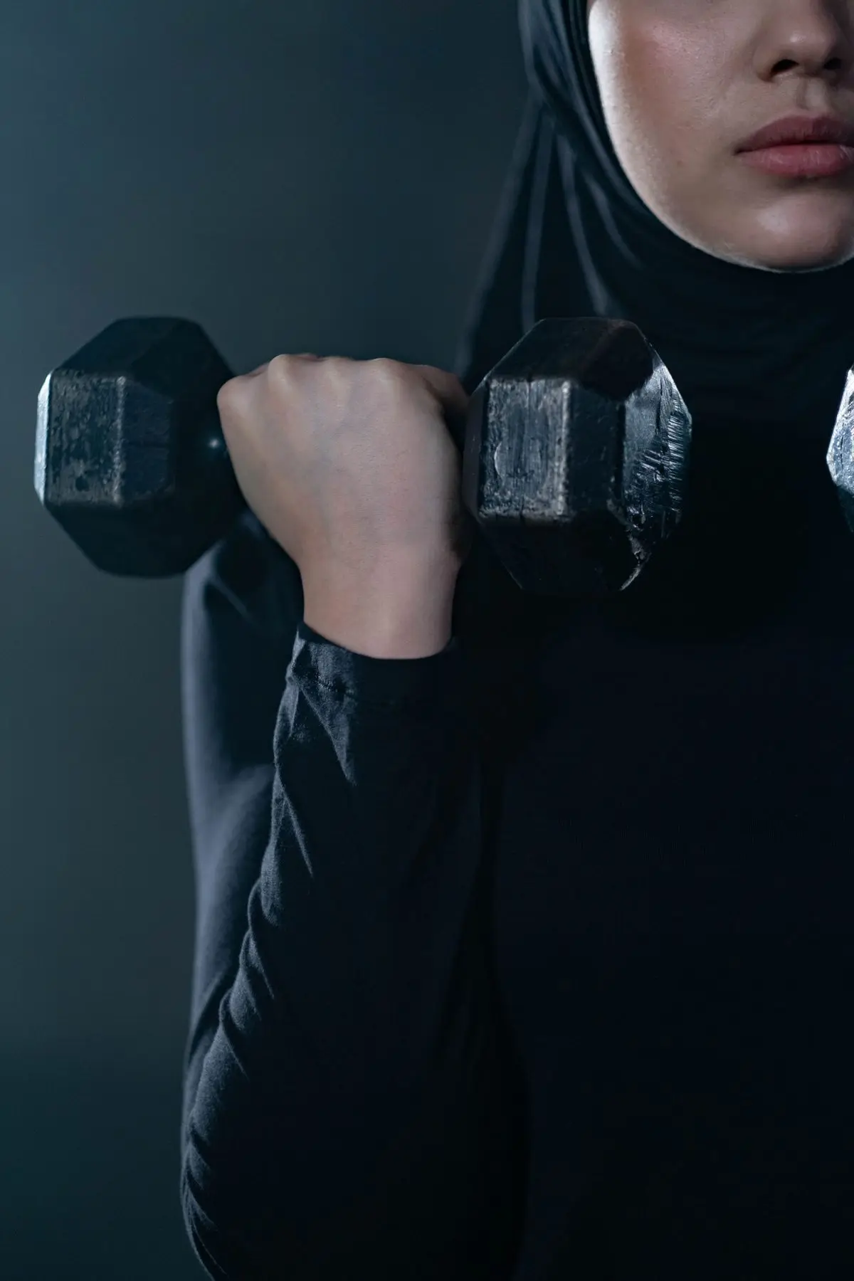 Femme en hijab soulevant un haltère
