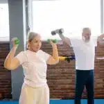Un couple de seniors s’entraîne avec des haltères