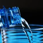 Verre d’eau et hydratation avec la créatine au Maroc