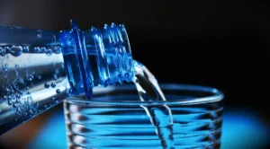 Verre d’eau et hydratation avec la créatine au Maroc