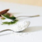 Cuillère de poudre blanche dosée