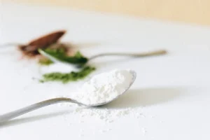 Cuillère de poudre blanche dosée