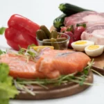 Aliments riches en vitamine B12 : saumon, viande rouge, œufs