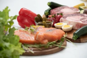 Aliments riches en vitamine B12 : saumon, viande rouge, œufs