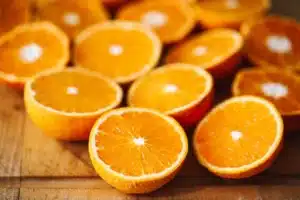 Oranges fraîches coupées en deux, source de vitamine C