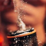 Whey protéine en poudre versée dans un shaker — comparatif au Maroc