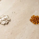 Deux groupes de compléments posés séparément sur une surface claire, espacés l'un de l'autre · مكمّلات موضوعة متباعدة