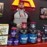 La gamme Lazar Angelov Nutrition sur un stand officiel de la marque : whey concentrate, creatine, glutamine, BCAA, pre-workout Revolt et Joint Pack