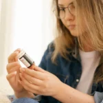 Femme lisant attentivement l'étiquette d'un flacon