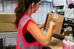 Preparation et scan dune commande dans un entrepot international partenaire de Maghreb Nutrition