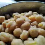 حمص مطبوخ في وعاء معدني عن قرب، مقال ماذا تأكل بعد الجري للتعافي