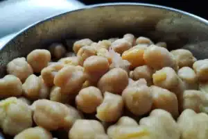 حمص مطبوخ في وعاء معدني عن قرب، مقال ماذا تأكل بعد الجري للتعافي