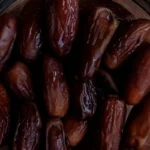زبدية زجاجية فيها تمر مجهول على طاولة خشبية، مقال الرجوع للجري بعد رمضان فالمغرب