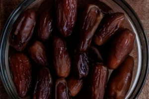 زبدية زجاجية فيها تمر مجهول على طاولة خشبية، مقال الرجوع للجري بعد رمضان فالمغرب