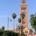 صومعة الكتبية في مراكش بين النخيل تحت سماء زرقاء، مقال تغذية التحضير لماراثون مراكش