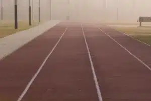 مضمار ألعاب قوى فارغ في ضباب الصباح الباكر، مقال الجري الصباحي على الريق
