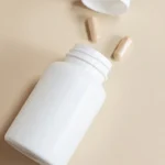 قنينة بيضاء مع كبسولات على طاولة، مقال مخاطر البري وركاوت وآثاره الجانبية فالمغرب