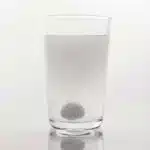 Photographie d’illustration : comprimé effervescent qui se dissout dans un verre d’eau