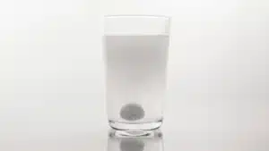 Photographie d’illustration : comprimé effervescent qui se dissout dans un verre d’eau