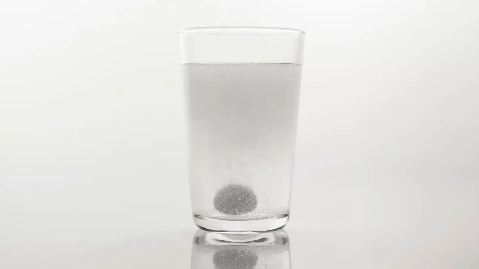 Photographie d’illustration : comprimé effervescent qui se dissout dans un verre d’eau