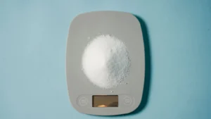 Photographie d’illustration : une portion de poudre sur une balance de cuisine