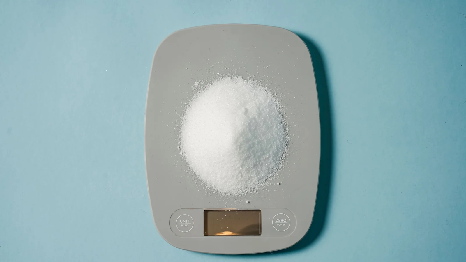 Photographie d’illustration : une portion de poudre sur une balance de cuisine