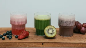 Trois boissons de couleurs différentes alignées sur une planche, photographie d'illustration