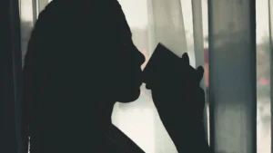 مرا مرتاحة فالفوطاي بكاس ديال أتاي، صورة توضيحية