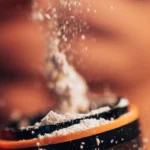 Poudre de pre-workout versée dans un shaker ouvert, article sur le moment où prendre son pre-workout au Maroc