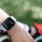 Montre connectée au poignet affichant la fréquence cardiaque après un effort, article sur les dangers et effets secondaires du pre-workout au Maroc