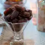 Coupe de dattes sur une table de ftour, guide des compléments alimentaires pendant le Ramadan au Maroc
