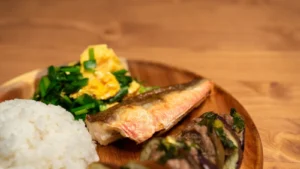 Photographie d'illustration : assiette de riz, poisson et légumes, repas de récupération