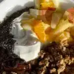 صورة توضيحية: زلافة ياغورت بالفواكه والشوفان والتمر فالفطور
