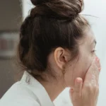 Jeune femme lors de sa routine de soin du visage, photographie d'illustration
