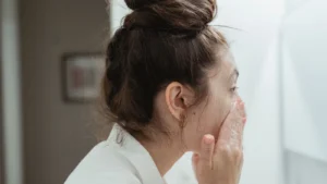 Jeune femme lors de sa routine de soin du visage, photographie d'illustration